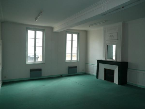 COGNAC Rue Piétonne A Vendre Local Commercial + Logement