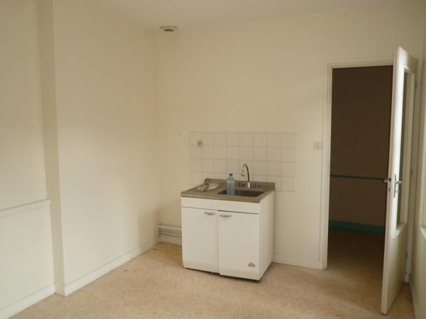 COGNAC Rue Piétonne A Vendre Local Commercial + Logement