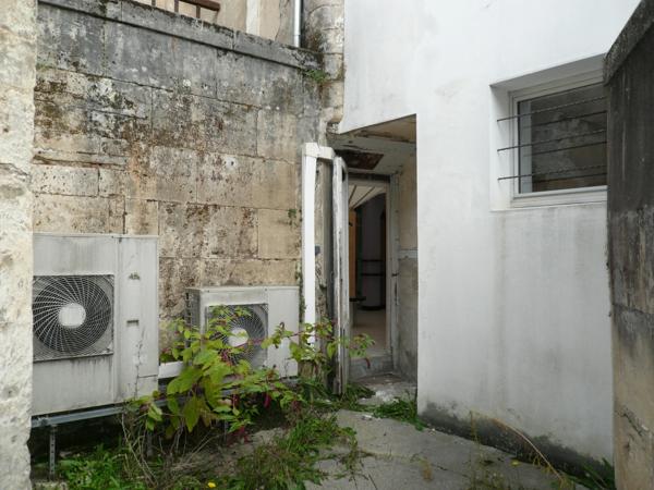 COGNAC Rue Piétonne A Vendre Local Commercial + Logement
