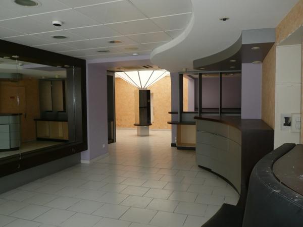 COGNAC Rue Piétonne A Vendre Local Commercial + Logement