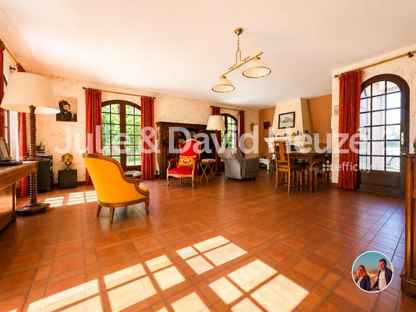 Maison
         5 pièces
        - 127 m² Exclusivité 460 000 € *
