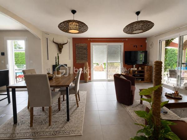 Maison de plain-pied de 91 m² est implantée sur un terrain de 624 m².
Dès l’entrée, on découvre une belle pièce de vie spacieuse et lumineuse avec une cuisine américaine
entièrement aménagée et équipée.

Un couloir dessert trois belles chambres ainsi qu’une salle de bains comprenant une douche, une
baignoire et une double vasque.

La maison dispose également d’un garage de 16 m² avec porte motorisée, de volets roulants électriques,
d’une cheminée installée en 2022, ainsi que d’un portail motorisé.

À l’extérieur, vous profitez d’un agréable jardin agrémenté d’une très belle piscine, idéale pour les beaux
jours.
Dans l’ensemble, c’est une maison fonctionnelle, bien entretenue et agréable à vivre, qui met en
valeur de beaux espaces aussi bien à l’intérieur qu’à l’extérieur.
A visiter rapidement!