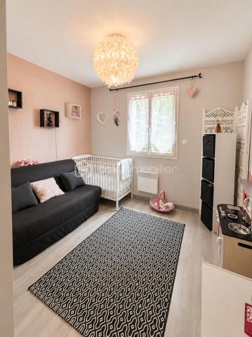 Maison de plain-pied de 91 m² est implantée sur un terrain de 624 m².
Dès l’entrée, on découvre une belle pièce de vie spacieuse et lumineuse avec une cuisine américaine
entièrement aménagée et équipée.

Un couloir dessert trois belles chambres ainsi qu’une salle de bains comprenant une douche, une
baignoire et une double vasque.

La maison dispose également d’un garage de 16 m² avec porte motorisée, de volets roulants électriques,
d’une cheminée installée en 2022, ainsi que d’un portail motorisé.

À l’extérieur, vous profitez d’un agréable jardin agrémenté d’une très belle piscine, idéale pour les beaux
jours.
Dans l’ensemble, c’est une maison fonctionnelle, bien entretenue et agréable à vivre, qui met en
valeur de beaux espaces aussi bien à l’intérieur qu’à l’extérieur.
A visiter rapidement!