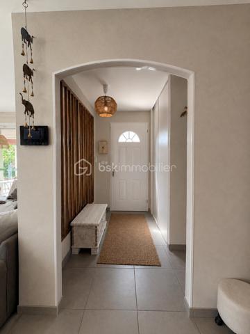 Maison de plain-pied de 91 m² est implantée sur un terrain de 624 m².
Dès l’entrée, on découvre une belle pièce de vie spacieuse et lumineuse avec une cuisine américaine
entièrement aménagée et équipée.

Un couloir dessert trois belles chambres ainsi qu’une salle de bains comprenant une douche, une
baignoire et une double vasque.

La maison dispose également d’un garage de 16 m² avec porte motorisée, de volets roulants électriques,
d’une cheminée installée en 2022, ainsi que d’un portail motorisé.

À l’extérieur, vous profitez d’un agréable jardin agrémenté d’une très belle piscine, idéale pour les beaux
jours.
Dans l’ensemble, c’est une maison fonctionnelle, bien entretenue et agréable à vivre, qui met en
valeur de beaux espaces aussi bien à l’intérieur qu’à l’extérieur.
A visiter rapidement!
