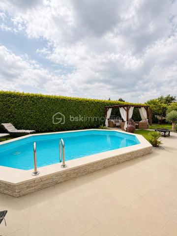 Maison de plain-pied de 91 m² est implantée sur un terrain de 624 m².
Dès l’entrée, on découvre une belle pièce de vie spacieuse et lumineuse avec une cuisine américaine
entièrement aménagée et équipée.

Un couloir dessert trois belles chambres ainsi qu’une salle de bains comprenant une douche, une
baignoire et une double vasque.

La maison dispose également d’un garage de 16 m² avec porte motorisée, de volets roulants électriques,
d’une cheminée installée en 2022, ainsi que d’un portail motorisé.

À l’extérieur, vous profitez d’un agréable jardin agrémenté d’une très belle piscine, idéale pour les beaux
jours.
Dans l’ensemble, c’est une maison fonctionnelle, bien entretenue et agréable à vivre, qui met en
valeur de beaux espaces aussi bien à l’intérieur qu’à l’extérieur.
A visiter rapidement!