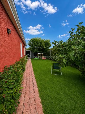 Maison de plain-pied de 91 m² est implantée sur un terrain de 624 m².
Dès l’entrée, on découvre une belle pièce de vie spacieuse et lumineuse avec une cuisine américaine
entièrement aménagée et équipée.

Un couloir dessert trois belles chambres ainsi qu’une salle de bains comprenant une douche, une
baignoire et une double vasque.

La maison dispose également d’un garage de 16 m² avec porte motorisée, de volets roulants électriques,
d’une cheminée installée en 2022, ainsi que d’un portail motorisé.

À l’extérieur, vous profitez d’un agréable jardin agrémenté d’une très belle piscine, idéale pour les beaux
jours.
Dans l’ensemble, c’est une maison fonctionnelle, bien entretenue et agréable à vivre, qui met en
valeur de beaux espaces aussi bien à l’intérieur qu’à l’extérieur.
A visiter rapidement!