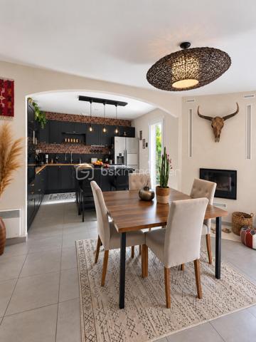 Maison de plain-pied de 91 m² est implantée sur un terrain de 624 m².
Dès l’entrée, on découvre une belle pièce de vie spacieuse et lumineuse avec une cuisine américaine
entièrement aménagée et équipée.

Un couloir dessert trois belles chambres ainsi qu’une salle de bains comprenant une douche, une
baignoire et une double vasque.

La maison dispose également d’un garage de 16 m² avec porte motorisée, de volets roulants électriques,
d’une cheminée installée en 2022, ainsi que d’un portail motorisé.

À l’extérieur, vous profitez d’un agréable jardin agrémenté d’une très belle piscine, idéale pour les beaux
jours.
Dans l’ensemble, c’est une maison fonctionnelle, bien entretenue et agréable à vivre, qui met en
valeur de beaux espaces aussi bien à l’intérieur qu’à l’extérieur.
A visiter rapidement!