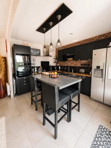 Maison de plain-pied de 91 m² est implantée sur un terrain de 624 m².
Dès l’entrée, on découvre une belle pièce de vie spacieuse et lumineuse avec une cuisine américaine
entièrement aménagée et équipée.

Un couloir dessert trois belles chambres ainsi qu’une salle de bains comprenant une douche, une
baignoire et une double vasque.

La maison dispose également d’un garage de 16 m² avec porte motorisée, de volets roulants électriques,
d’une cheminée installée en 2022, ainsi que d’un portail motorisé.

À l’extérieur, vous profitez d’un agréable jardin agrémenté d’une très belle piscine, idéale pour les beaux
jours.
Dans l’ensemble, c’est une maison fonctionnelle, bien entretenue et agréable à vivre, qui met en
valeur de beaux espaces aussi bien à l’intérieur qu’à l’extérieur.
A visiter rapidement!