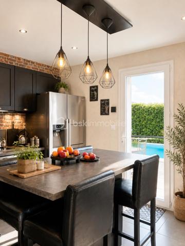 Maison de plain-pied de 91 m² est implantée sur un terrain de 624 m².
Dès l’entrée, on découvre une belle pièce de vie spacieuse et lumineuse avec une cuisine américaine
entièrement aménagée et équipée.

Un couloir dessert trois belles chambres ainsi qu’une salle de bains comprenant une douche, une
baignoire et une double vasque.

La maison dispose également d’un garage de 16 m² avec porte motorisée, de volets roulants électriques,
d’une cheminée installée en 2022, ainsi que d’un portail motorisé.

À l’extérieur, vous profitez d’un agréable jardin agrémenté d’une très belle piscine, idéale pour les beaux
jours.
Dans l’ensemble, c’est une maison fonctionnelle, bien entretenue et agréable à vivre, qui met en
valeur de beaux espaces aussi bien à l’intérieur qu’à l’extérieur.
A visiter rapidement!