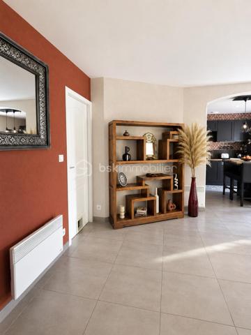 Maison de plain-pied de 91 m² est implantée sur un terrain de 624 m².
Dès l’entrée, on découvre une belle pièce de vie spacieuse et lumineuse avec une cuisine américaine
entièrement aménagée et équipée.

Un couloir dessert trois belles chambres ainsi qu’une salle de bains comprenant une douche, une
baignoire et une double vasque.

La maison dispose également d’un garage de 16 m² avec porte motorisée, de volets roulants électriques,
d’une cheminée installée en 2022, ainsi que d’un portail motorisé.

À l’extérieur, vous profitez d’un agréable jardin agrémenté d’une très belle piscine, idéale pour les beaux
jours.
Dans l’ensemble, c’est une maison fonctionnelle, bien entretenue et agréable à vivre, qui met en
valeur de beaux espaces aussi bien à l’intérieur qu’à l’extérieur.
A visiter rapidement!