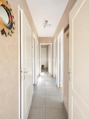Maison de plain-pied de 91 m² est implantée sur un terrain de 624 m².
Dès l’entrée, on découvre une belle pièce de vie spacieuse et lumineuse avec une cuisine américaine
entièrement aménagée et équipée.

Un couloir dessert trois belles chambres ainsi qu’une salle de bains comprenant une douche, une
baignoire et une double vasque.

La maison dispose également d’un garage de 16 m² avec porte motorisée, de volets roulants électriques,
d’une cheminée installée en 2022, ainsi que d’un portail motorisé.

À l’extérieur, vous profitez d’un agréable jardin agrémenté d’une très belle piscine, idéale pour les beaux
jours.
Dans l’ensemble, c’est une maison fonctionnelle, bien entretenue et agréable à vivre, qui met en
valeur de beaux espaces aussi bien à l’intérieur qu’à l’extérieur.
A visiter rapidement!