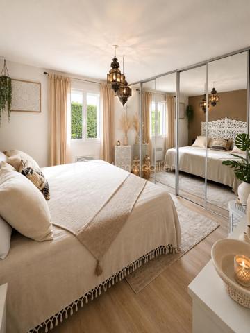 Maison de plain-pied de 91 m² est implantée sur un terrain de 624 m².
Dès l’entrée, on découvre une belle pièce de vie spacieuse et lumineuse avec une cuisine américaine
entièrement aménagée et équipée.

Un couloir dessert trois belles chambres ainsi qu’une salle de bains comprenant une douche, une
baignoire et une double vasque.

La maison dispose également d’un garage de 16 m² avec porte motorisée, de volets roulants électriques,
d’une cheminée installée en 2022, ainsi que d’un portail motorisé.

À l’extérieur, vous profitez d’un agréable jardin agrémenté d’une très belle piscine, idéale pour les beaux
jours.
Dans l’ensemble, c’est une maison fonctionnelle, bien entretenue et agréable à vivre, qui met en
valeur de beaux espaces aussi bien à l’intérieur qu’à l’extérieur.
A visiter rapidement!