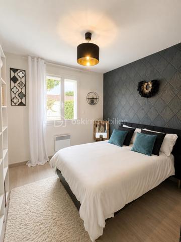 Maison de plain-pied de 91 m² est implantée sur un terrain de 624 m².
Dès l’entrée, on découvre une belle pièce de vie spacieuse et lumineuse avec une cuisine américaine
entièrement aménagée et équipée.

Un couloir dessert trois belles chambres ainsi qu’une salle de bains comprenant une douche, une
baignoire et une double vasque.

La maison dispose également d’un garage de 16 m² avec porte motorisée, de volets roulants électriques,
d’une cheminée installée en 2022, ainsi que d’un portail motorisé.

À l’extérieur, vous profitez d’un agréable jardin agrémenté d’une très belle piscine, idéale pour les beaux
jours.
Dans l’ensemble, c’est une maison fonctionnelle, bien entretenue et agréable à vivre, qui met en
valeur de beaux espaces aussi bien à l’intérieur qu’à l’extérieur.
A visiter rapidement!