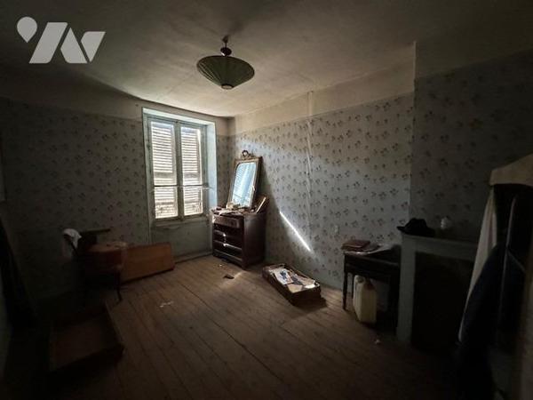 Maison ancienne à restaurer, de 5/6 pièces, édifiée sur un terrain de 497 m² (source du cadastre) 'D