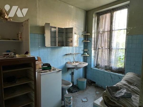 Maison ancienne à restaurer, de 5/6 pièces, édifiée sur un terrain de 497 m² (source du cadastre) 'D