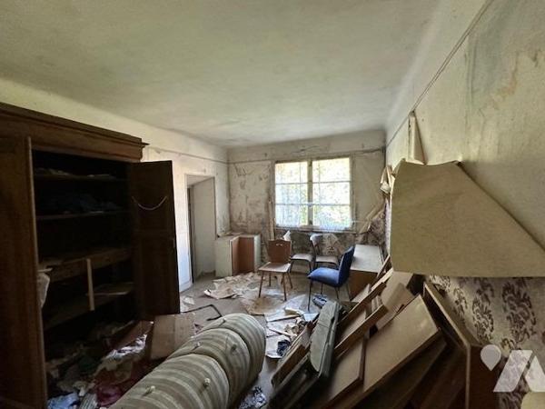 Maison ancienne à restaurer, de 5/6 pièces, édifiée sur un terrain de 497 m² (source du cadastre) 'D