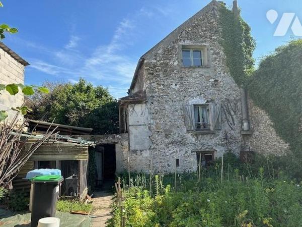 Maison ancienne à restaurer, de 5/6 pièces, édifiée sur un terrain de 497 m² (source du cadastre) 'D