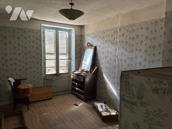 Maison ancienne à restaurer, de 5/6 pièces, édifiée sur un terrain de 497 m² (source du cadastre) 'D