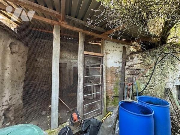 Maison ancienne à restaurer, de 5/6 pièces, édifiée sur un terrain de 497 m² (source du cadastre) 'D