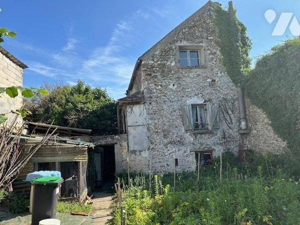 Maison ancienne à restaurer, de 5/6 pièces, édifiée sur un terrain de 497 m² (source du cadastre) 'D