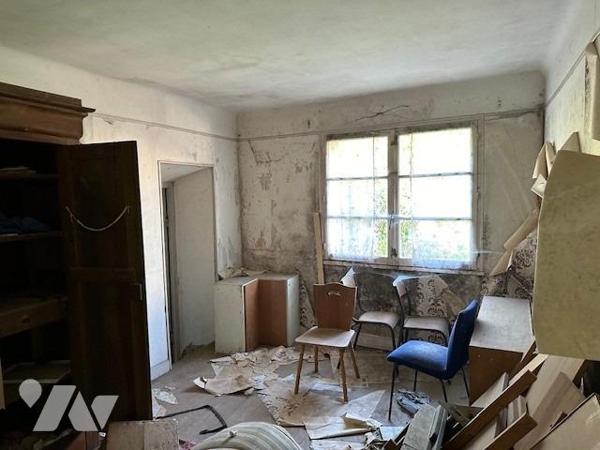 Maison ancienne à restaurer, de 5/6 pièces, édifiée sur un terrain de 497 m² (source du cadastre) 'D