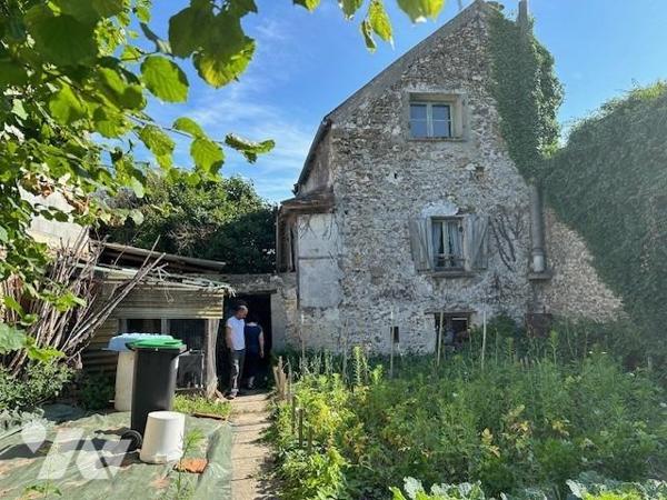 Maison ancienne à restaurer, de 5/6 pièces, édifiée sur un terrain de 497 m² (source du cadastre) 'D