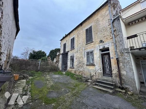 Maison ancienne à restaurer, de 5/6 pièces, édifiée sur un terrain de 497 m² (source du cadastre) 'D