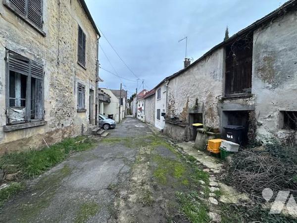 Maison ancienne à restaurer, de 5/6 pièces, édifiée sur un terrain de 497 m² (source du cadastre) 'D