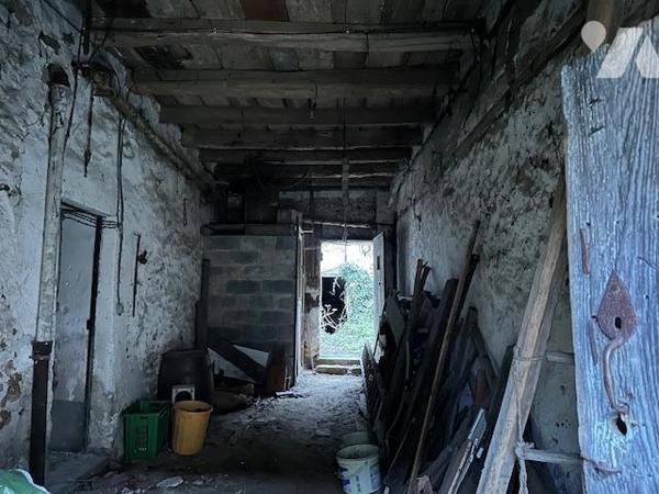 Maison ancienne à restaurer, de 5/6 pièces, édifiée sur un terrain de 497 m² (source du cadastre) 'D