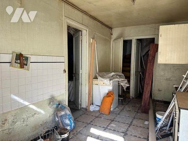 Maison ancienne à restaurer, de 5/6 pièces, édifiée sur un terrain de 497 m² (source du cadastre) 'D