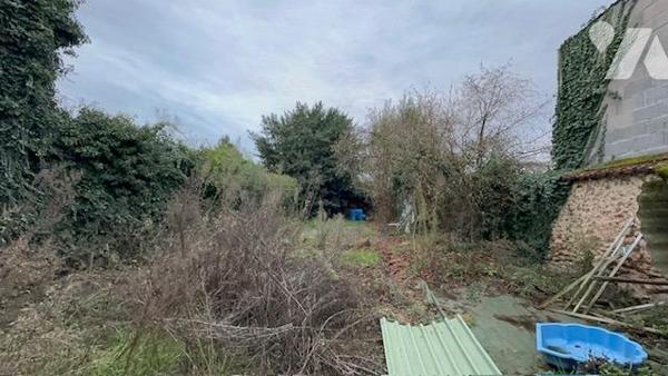 Maison ancienne à restaurer, de 5/6 pièces, édifiée sur un terrain de 497 m² (source du cadastre) 'D