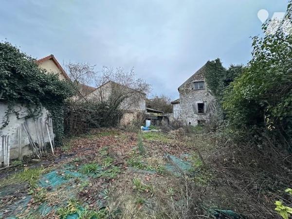 Maison ancienne à restaurer, de 5/6 pièces, édifiée sur un terrain de 497 m² (source du cadastre) 'D