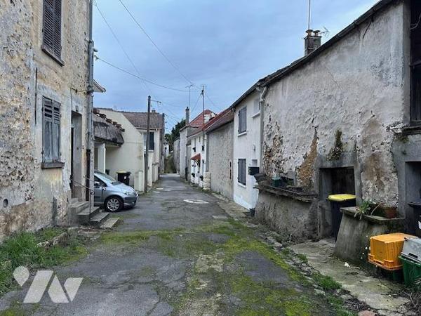 Maison ancienne à restaurer, de 5/6 pièces, édifiée sur un terrain de 497 m² (source du cadastre) 'D