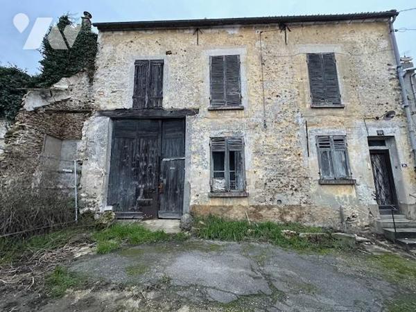 Maison ancienne à restaurer, de 5/6 pièces, édifiée sur un terrain de 497 m² (source du cadastre) 'D