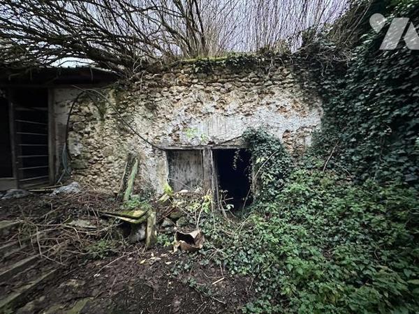 Maison ancienne à restaurer, de 5/6 pièces, édifiée sur un terrain de 497 m² (source du cadastre) 'D
