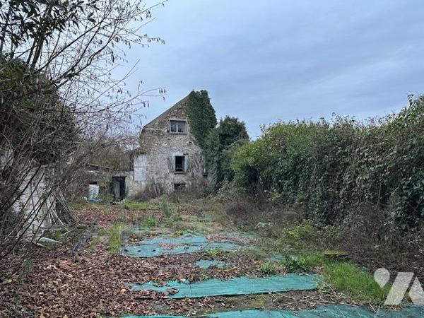 Maison ancienne à restaurer, de 5/6 pièces, édifiée sur un terrain de 497 m² (source du cadastre) 'D