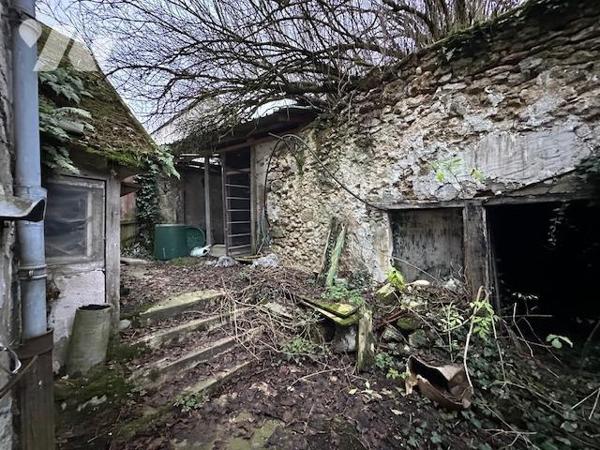 Maison ancienne à restaurer, de 5/6 pièces, édifiée sur un terrain de 497 m² (source du cadastre) 'D