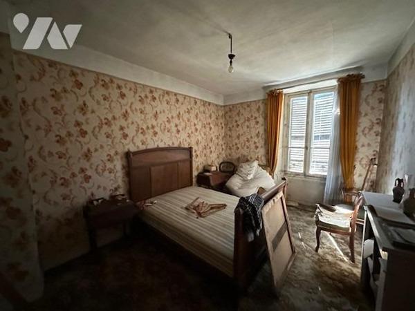 Maison ancienne à restaurer, de 5/6 pièces, édifiée sur un terrain de 497 m² (source du cadastre) 'D