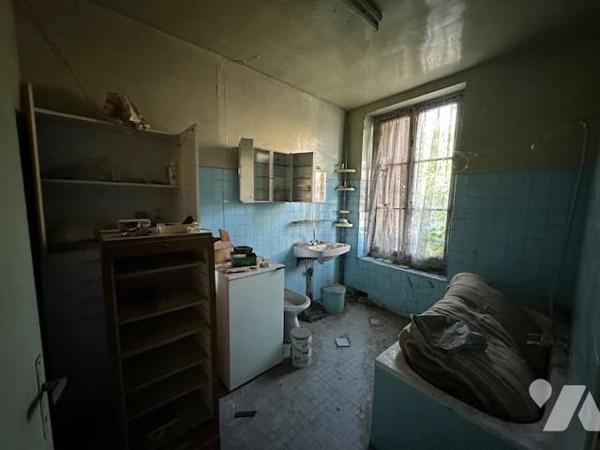 Maison ancienne à restaurer, de 5/6 pièces, édifiée sur un terrain de 497 m² (source du cadastre) 'D