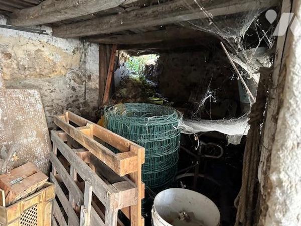 Maison ancienne à restaurer, de 5/6 pièces, édifiée sur un terrain de 497 m² (source du cadastre) 'D