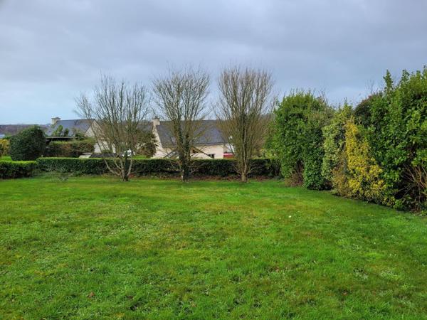 GUILERS : terrain constructible de 720 m² porche centre