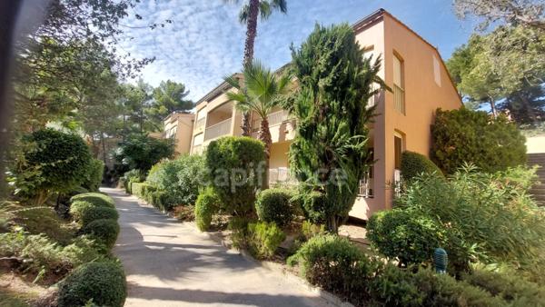 Var (83) - SANARY SUR MER, Beau T2 dans un cadre verdoyant