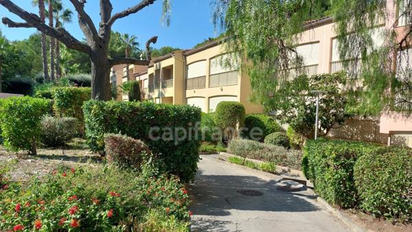 Var (83) - SANARY SUR MER, Beau T2 dans un cadre verdoyant