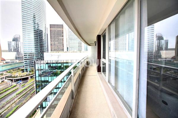 À vendre TOUR EVE : Appartement 2 pièces avec vue imprenable sur Puteaux ? vendu meublé