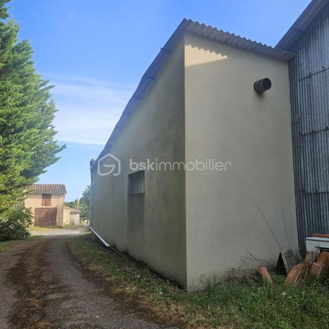 Osez la page blanche en Terre Gasconne !
Le Réseau BSK Gers/Gascogne a encore déniché une pépite destinée aux passionnés d’architecture, en quête d’un horizon sans limites. C'est bien plus qu'un bien à rénover : le point de départ de votre future vie. Niché dans un authentique hameau de La Sauvetat, village perché emblématique de la Lomagne, cet ensemble immobilier offre le cadre idéal pour concevoir un habitat atypique, unique, qui ne ressemblera qu’à vous.
Le Potentiel Architectural : 200 m² à imaginer
Ici, les bases sont saines et robustes, prêtes à accueillir vos idées les plus audacieuses : L'ancienne étable (années 70) possède une structure impeccable en parpaings et hourdis béton, coiffée d'une toiture récente (charpente et couverture neuves). Avec ses 100 m² au sol sur deux niveaux, elle offre le volume parfait pour une réhabilitation totale en loft XXL ou pour la création de deux logements distincts. (Changement de destination en habitation possible).

Le hangar agricole attenant de 300 m² : Sa structure métallique offre le choix des armes. Les amateurs de design industriel le conserveront pour créer un atelier, un garage ou une terrasse couverte monumentale. Les adeptes d'épuration choisiront de le démonter pour libérer encore plus d'espace.
Posé sur une prairie d'environ 1 000 m², le bâtiment vous garantit  une totale intimité (aucun vis-à-vis) avec une vue incroyable à 360° sur les vallons gersois à perte de vue, avec en points de mire un moulin traditionnel, un château du XIIIe siècle et la silhouette de Lectoure. Par temps clair, la chaîne des Pyrénées se détache à l'horizon.
L'exposition : Une triple orientation Sud, Est et Nord pour capter la lumière du matin au soir.

Situé à La Sauvetat (village chargé d'histoire) à seulement 10 km de Fleurance et 10 km de Lectoure : le parfait compromis entre la quiétude de la campagne et le dynamisme des marchés, festivals et commodités locaux.
Côté technique & Viabilité
Réseaux : Électricité et tout-à-l'égout à seulement quelques mètres pour un raccordement aisé.

Connectivité : La Fibre est disponible à l'entrée du hameau (idéal pour le télétravail).

À prévoir : Un budget travaux conséquent pour donner vie à ce projet d'une vie.

L'avis de votre conseiller BSK : Ce vestige de la vie rurale n'attend qu'un second souffle. Si vous avez l'âme d'un bâtisseur et l'amour de la Gascogne, ce lieu va vous transporter.

Contactez-nous pour planifier votre visite et ouvrir le premier chapitre de votre projet.