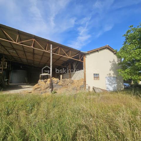Osez la page blanche en Terre Gasconne !
Le Réseau BSK Gers/Gascogne a encore déniché une pépite destinée aux passionnés d’architecture, en quête d’un horizon sans limites. C'est bien plus qu'un bien à rénover : le point de départ de votre future vie. Niché dans un authentique hameau de La Sauvetat, village perché emblématique de la Lomagne, cet ensemble immobilier offre le cadre idéal pour concevoir un habitat atypique, unique, qui ne ressemblera qu’à vous.
Le Potentiel Architectural : 200 m² à imaginer
Ici, les bases sont saines et robustes, prêtes à accueillir vos idées les plus audacieuses : L'ancienne étable (années 70) possède une structure impeccable en parpaings et hourdis béton, coiffée d'une toiture récente (charpente et couverture neuves). Avec ses 100 m² au sol sur deux niveaux, elle offre le volume parfait pour une réhabilitation totale en loft XXL ou pour la création de deux logements distincts. (Changement de destination en habitation possible).

Le hangar agricole attenant de 300 m² : Sa structure métallique offre le choix des armes. Les amateurs de design industriel le conserveront pour créer un atelier, un garage ou une terrasse couverte monumentale. Les adeptes d'épuration choisiront de le démonter pour libérer encore plus d'espace.
Posé sur une prairie d'environ 1 000 m², le bâtiment vous garantit  une totale intimité (aucun vis-à-vis) avec une vue incroyable à 360° sur les vallons gersois à perte de vue, avec en points de mire un moulin traditionnel, un château du XIIIe siècle et la silhouette de Lectoure. Par temps clair, la chaîne des Pyrénées se détache à l'horizon.
L'exposition : Une triple orientation Sud, Est et Nord pour capter la lumière du matin au soir.

Situé à La Sauvetat (village chargé d'histoire) à seulement 10 km de Fleurance et 10 km de Lectoure : le parfait compromis entre la quiétude de la campagne et le dynamisme des marchés, festivals et commodités locaux.
Côté technique & Viabilité
Réseaux : Électricité et tout-à-l'égout à seulement quelques mètres pour un raccordement aisé.

Connectivité : La Fibre est disponible à l'entrée du hameau (idéal pour le télétravail).

À prévoir : Un budget travaux conséquent pour donner vie à ce projet d'une vie.

L'avis de votre conseiller BSK : Ce vestige de la vie rurale n'attend qu'un second souffle. Si vous avez l'âme d'un bâtisseur et l'amour de la Gascogne, ce lieu va vous transporter.

Contactez-nous pour planifier votre visite et ouvrir le premier chapitre de votre projet.
