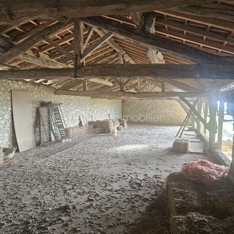 Osez la page blanche en Terre Gasconne !
Le Réseau BSK Gers/Gascogne a encore déniché une pépite destinée aux passionnés d’architecture, en quête d’un horizon sans limites. C'est bien plus qu'un bien à rénover : le point de départ de votre future vie. Niché dans un authentique hameau de La Sauvetat, village perché emblématique de la Lomagne, cet ensemble immobilier offre le cadre idéal pour concevoir un habitat atypique, unique, qui ne ressemblera qu’à vous.
Le Potentiel Architectural : 200 m² à imaginer
Ici, les bases sont saines et robustes, prêtes à accueillir vos idées les plus audacieuses : L'ancienne étable (années 70) possède une structure impeccable en parpaings et hourdis béton, coiffée d'une toiture récente (charpente et couverture neuves). Avec ses 100 m² au sol sur deux niveaux, elle offre le volume parfait pour une réhabilitation totale en loft XXL ou pour la création de deux logements distincts. (Changement de destination en habitation possible).

Le hangar agricole attenant de 300 m² : Sa structure métallique offre le choix des armes. Les amateurs de design industriel le conserveront pour créer un atelier, un garage ou une terrasse couverte monumentale. Les adeptes d'épuration choisiront de le démonter pour libérer encore plus d'espace.
Posé sur une prairie d'environ 1 000 m², le bâtiment vous garantit  une totale intimité (aucun vis-à-vis) avec une vue incroyable à 360° sur les vallons gersois à perte de vue, avec en points de mire un moulin traditionnel, un château du XIIIe siècle et la silhouette de Lectoure. Par temps clair, la chaîne des Pyrénées se détache à l'horizon.
L'exposition : Une triple orientation Sud, Est et Nord pour capter la lumière du matin au soir.

Situé à La Sauvetat (village chargé d'histoire) à seulement 10 km de Fleurance et 10 km de Lectoure : le parfait compromis entre la quiétude de la campagne et le dynamisme des marchés, festivals et commodités locaux.
Côté technique & Viabilité
Réseaux : Électricité et tout-à-l'égout à seulement quelques mètres pour un raccordement aisé.

Connectivité : La Fibre est disponible à l'entrée du hameau (idéal pour le télétravail).

À prévoir : Un budget travaux conséquent pour donner vie à ce projet d'une vie.

L'avis de votre conseiller BSK : Ce vestige de la vie rurale n'attend qu'un second souffle. Si vous avez l'âme d'un bâtisseur et l'amour de la Gascogne, ce lieu va vous transporter.

Contactez-nous pour planifier votre visite et ouvrir le premier chapitre de votre projet.