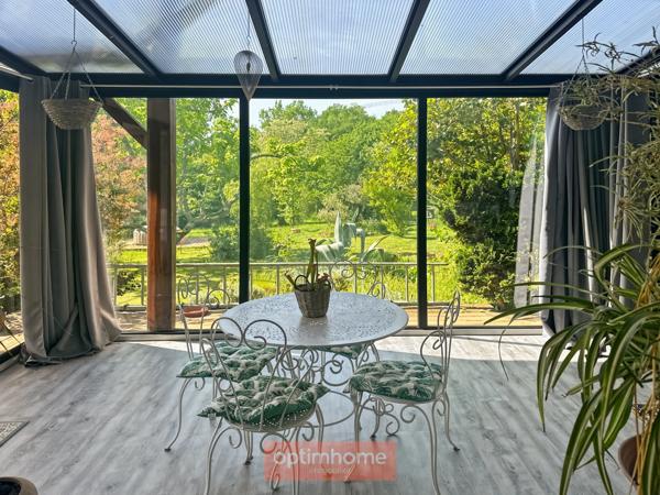 Villa rénovée avec jardin luxuriant d'environ 2200 M2.