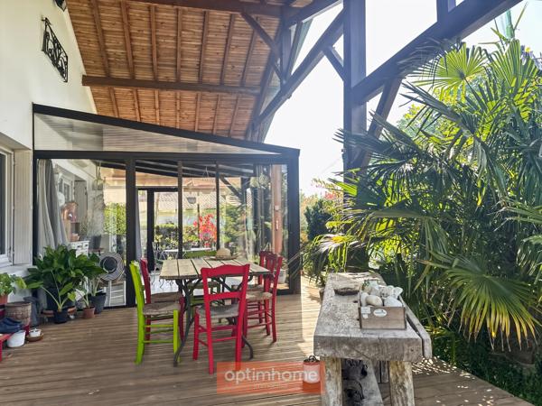 Villa rénovée avec jardin luxuriant d'environ 2200 M2.