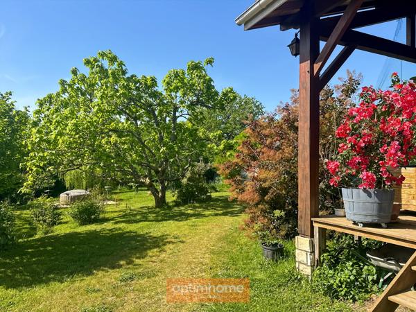 Villa rénovée avec jardin luxuriant d'environ 2200 M2.